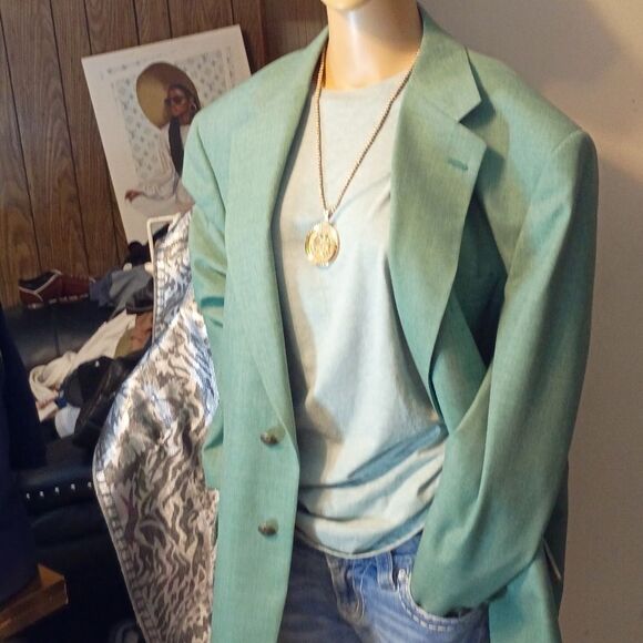 Green Sport Coat with Modern Cut and Notched Lapels - Picture 3 of 16